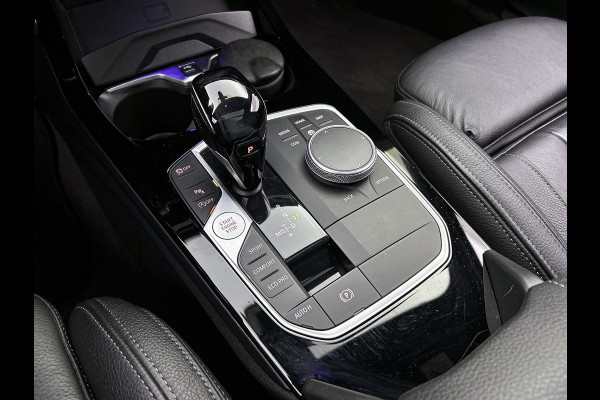 BMW 1-serie M135i xDrive High Executive (Dealer OnderH, Panorama, Stuur Verwarming, StoelV, Schaalstoelen, Navi Pro, PDC, Etc)