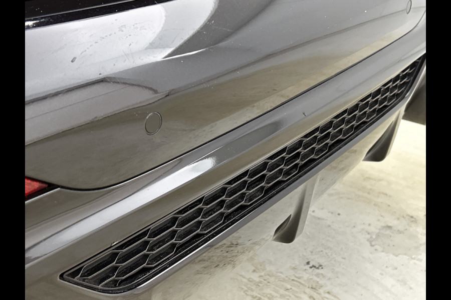 BMW 1-serie M135i xDrive High Executive (Dealer OnderH, Panorama, Stuur Verwarming, StoelV, Schaalstoelen, Navi Pro, PDC, Etc)