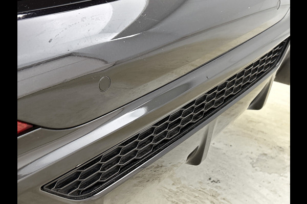 BMW 1-serie M135i xDrive High Executive (Dealer OnderH, Panorama, Stuur Verwarming, StoelV, Schaalstoelen, Navi Pro, PDC, Etc)