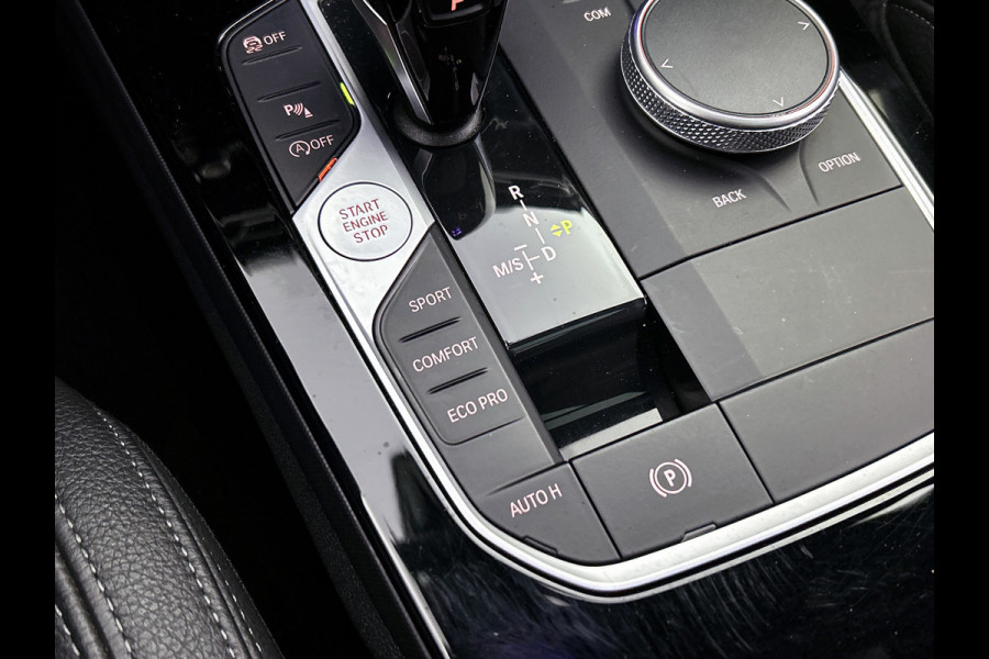 BMW 1-serie M135i xDrive High Executive (Dealer OnderH, Panorama, Stuur Verwarming, StoelV, Schaalstoelen, Navi Pro, PDC, Etc)