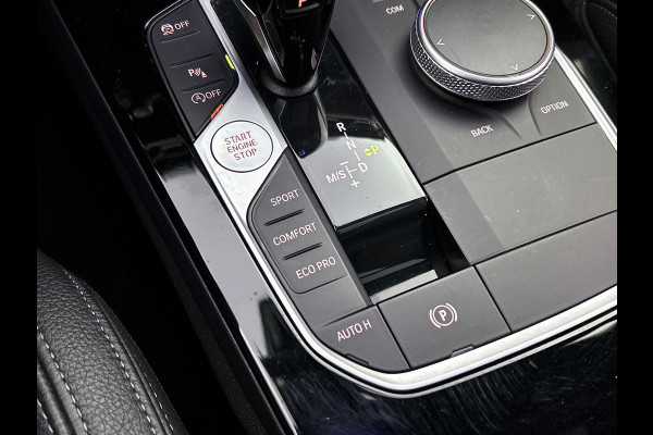 BMW 1-serie M135i xDrive High Executive (Dealer OnderH, Panorama, Stuur Verwarming, StoelV, Schaalstoelen, Navi Pro, PDC, Etc)