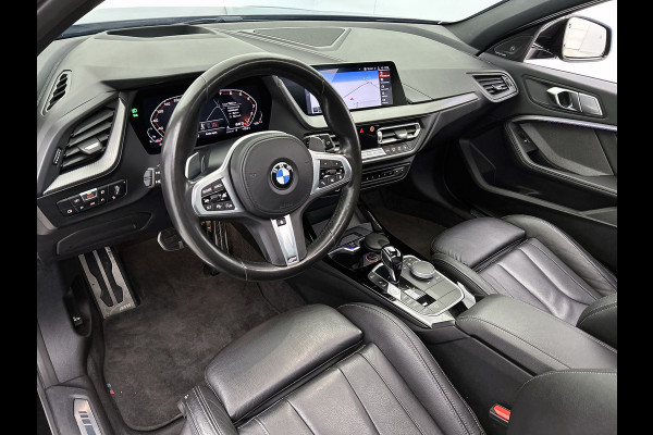 BMW 1-serie M135i xDrive High Executive (Dealer OnderH, Panorama, Stuur Verwarming, StoelV, Schaalstoelen, Navi Pro, PDC, Etc)