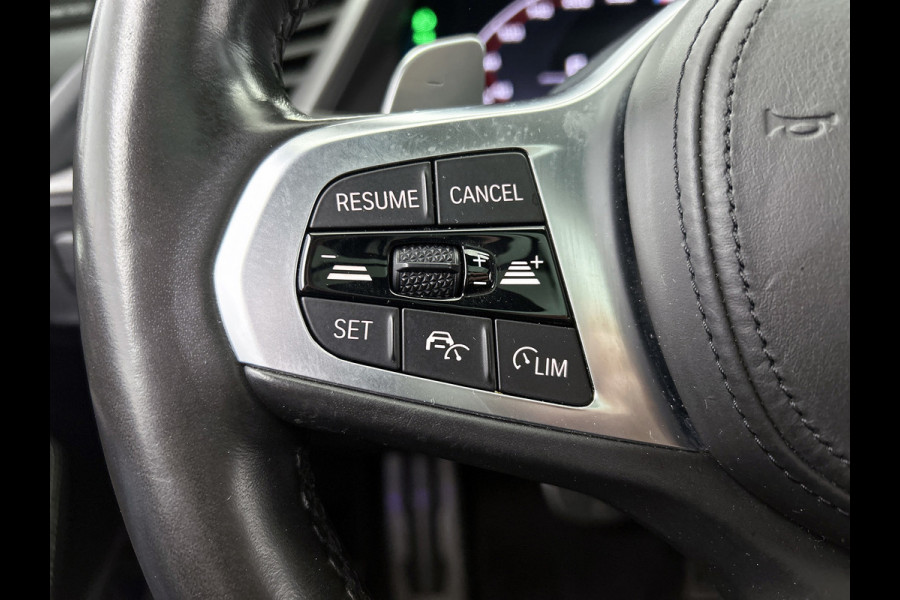 BMW 1-serie M135i xDrive High Executive (Dealer OnderH, Panorama, Stuur Verwarming, StoelV, Schaalstoelen, Navi Pro, PDC, Etc)