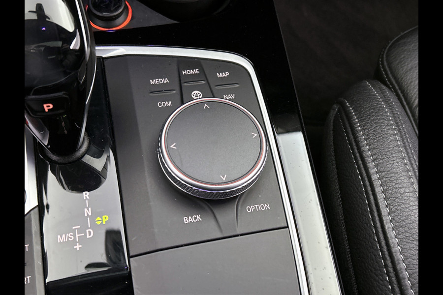 BMW 1-serie M135i xDrive High Executive (Dealer OnderH, Panorama, Stuur Verwarming, StoelV, Schaalstoelen, Navi Pro, PDC, Etc)