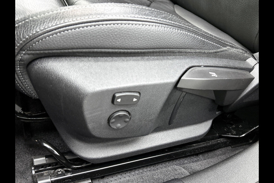 BMW 1-serie M135i xDrive High Executive (Dealer OnderH, Panorama, Stuur Verwarming, StoelV, Schaalstoelen, Navi Pro, PDC, Etc)