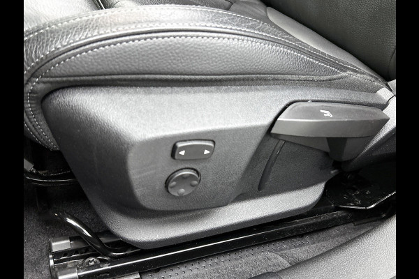 BMW 1-serie M135i xDrive High Executive (Dealer OnderH, Panorama, Stuur Verwarming, StoelV, Schaalstoelen, Navi Pro, PDC, Etc)