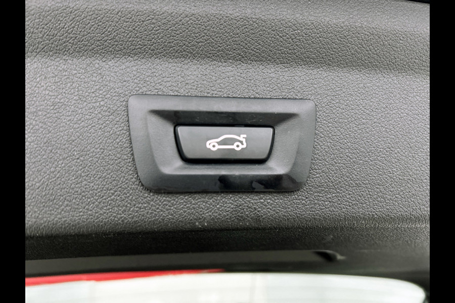 BMW 1-serie M135i xDrive High Executive (Dealer OnderH, Panorama, Stuur Verwarming, StoelV, Schaalstoelen, Navi Pro, PDC, Etc)