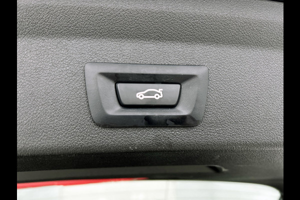 BMW 1-serie M135i xDrive High Executive (Dealer OnderH, Panorama, Stuur Verwarming, StoelV, Schaalstoelen, Navi Pro, PDC, Etc)