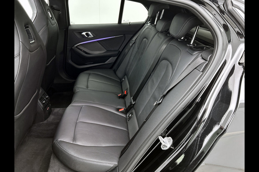BMW 1-serie M135i xDrive High Executive (Dealer OnderH, Panorama, Stuur Verwarming, StoelV, Schaalstoelen, Navi Pro, PDC, Etc)