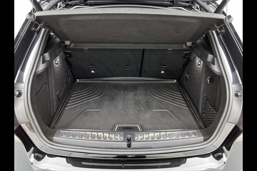 BMW 1-serie M135i xDrive High Executive (Dealer OnderH, Panorama, Stuur Verwarming, StoelV, Schaalstoelen, Navi Pro, PDC, Etc)