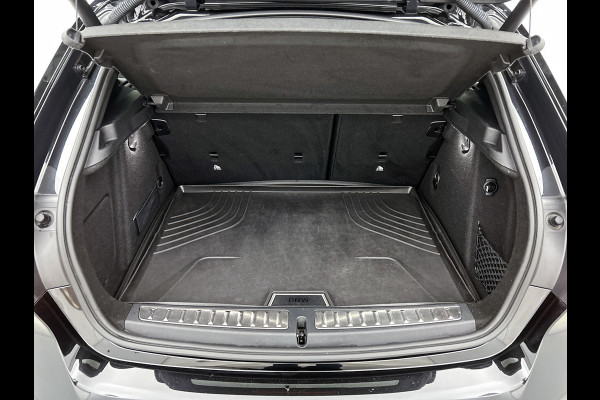 BMW 1-serie M135i xDrive High Executive (Dealer OnderH, Panorama, Stuur Verwarming, StoelV, Schaalstoelen, Navi Pro, PDC, Etc)