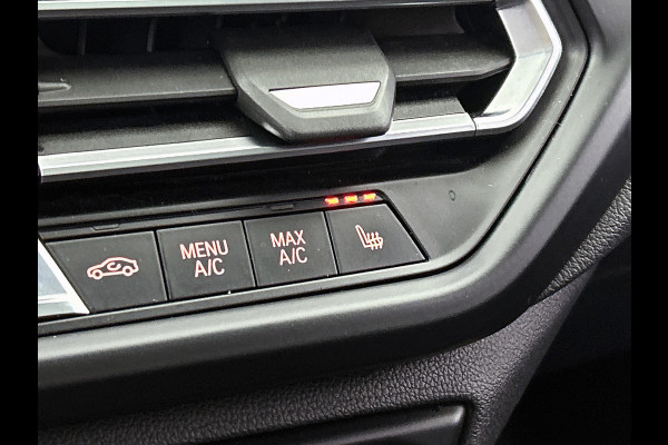 BMW 1-serie M135i xDrive High Executive (Dealer OnderH, Panorama, Stuur Verwarming, StoelV, Schaalstoelen, Navi Pro, PDC, Etc)