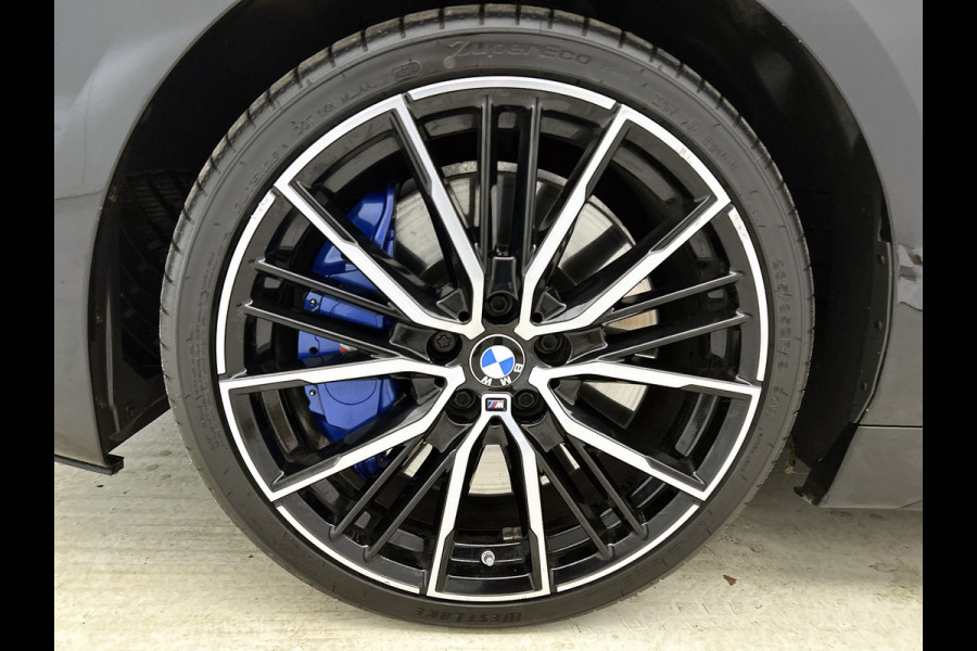 BMW 1-serie M135i xDrive High Executive (Dealer OnderH, Panorama, Stuur Verwarming, StoelV, Schaalstoelen, Navi Pro, PDC, Etc)