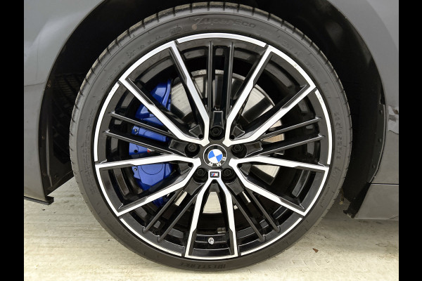BMW 1-serie M135i xDrive High Executive (Dealer OnderH, Panorama, Stuur Verwarming, StoelV, Schaalstoelen, Navi Pro, PDC, Etc)