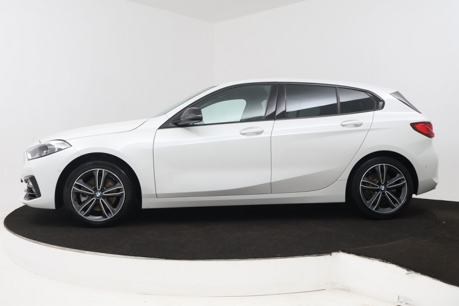 BMW 1-serie 118i Executive Edition (STOEL/STUUR VERWARMING, CAMERA, CRUISE CONTROL ADAPTIEF, SFEERVERLICHTING, PARKEERSENSOREN)