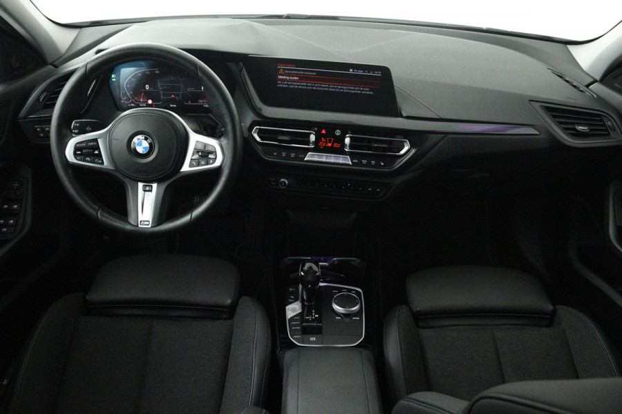 BMW 1-serie 118i Executive Edition (STOEL/STUUR VERWARMING, CAMERA, CRUISE CONTROL ADAPTIEF, SFEERVERLICHTING, PARKEERSENSOREN)