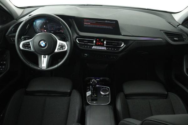 BMW 1-serie 118i Executive Edition (STOEL/STUUR VERWARMING, CAMERA, CRUISE CONTROL ADAPTIEF, SFEERVERLICHTING, PARKEERSENSOREN)