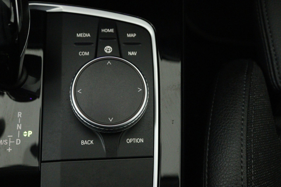 BMW 1-serie 118i Executive Edition (STOEL/STUUR VERWARMING, CAMERA, CRUISE CONTROL ADAPTIEF, SFEERVERLICHTING, PARKEERSENSOREN)