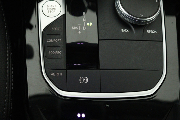 BMW 1-serie 118i Executive Edition (STOEL/STUUR VERWARMING, CAMERA, CRUISE CONTROL ADAPTIEF, SFEERVERLICHTING, PARKEERSENSOREN)