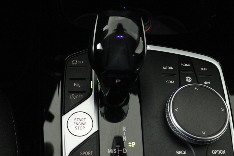 BMW 1-serie 118i Executive Edition (STOEL/STUUR VERWARMING, CAMERA, CRUISE CONTROL ADAPTIEF, SFEERVERLICHTING, PARKEERSENSOREN)