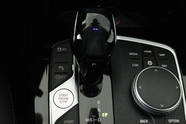 BMW 1-serie 118i Executive Edition (STOEL/STUUR VERWARMING, CAMERA, CRUISE CONTROL ADAPTIEF, SFEERVERLICHTING, PARKEERSENSOREN)