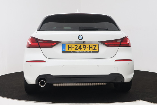 BMW 1-serie 118i Executive Edition (STOEL/STUUR VERWARMING, CAMERA, CRUISE CONTROL ADAPTIEF, SFEERVERLICHTING, PARKEERSENSOREN)