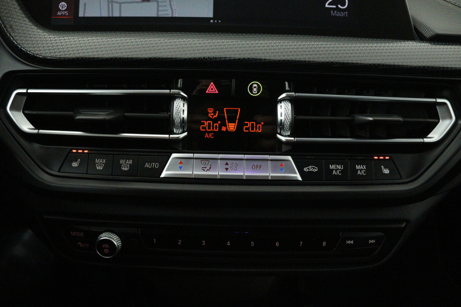 BMW 1-serie 118i Executive Edition (STOEL/STUUR VERWARMING, CAMERA, CRUISE CONTROL ADAPTIEF, SFEERVERLICHTING, PARKEERSENSOREN)