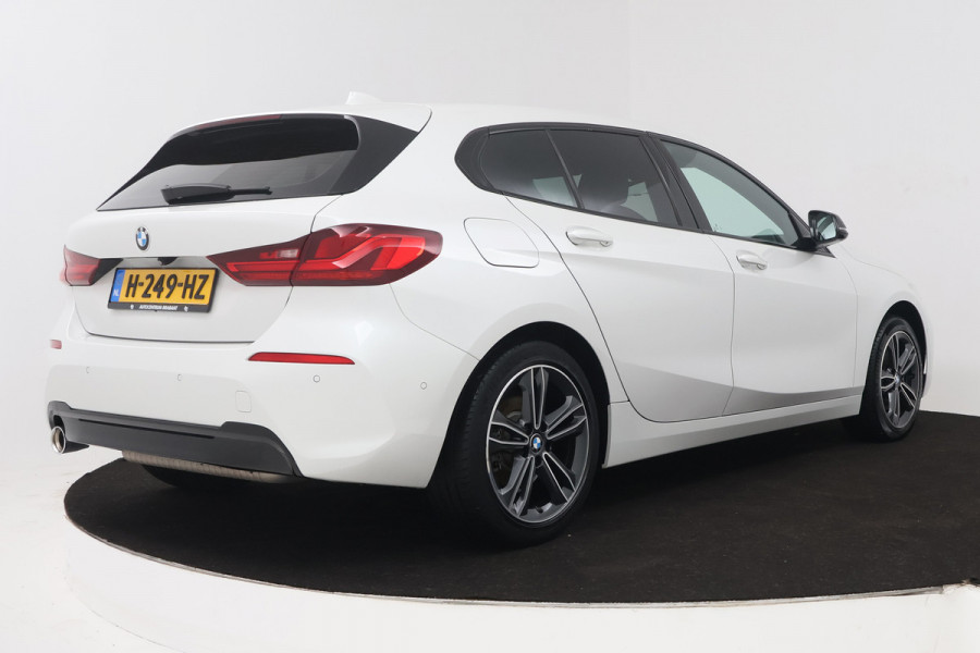 BMW 1-serie 118i Executive Edition (STOEL/STUUR VERWARMING, CAMERA, CRUISE CONTROL ADAPTIEF, SFEERVERLICHTING, PARKEERSENSOREN)