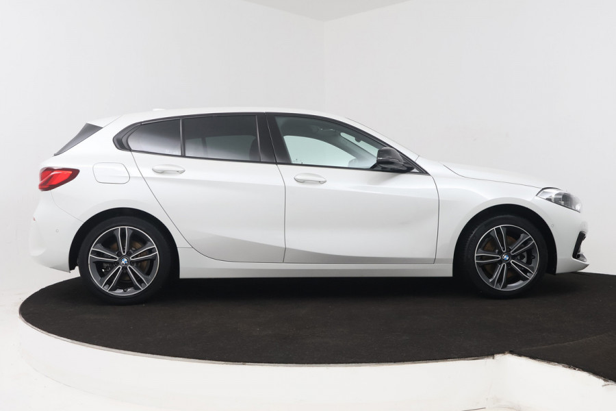 BMW 1-serie 118i Executive Edition (STOEL/STUUR VERWARMING, CAMERA, CRUISE CONTROL ADAPTIEF, SFEERVERLICHTING, PARKEERSENSOREN)