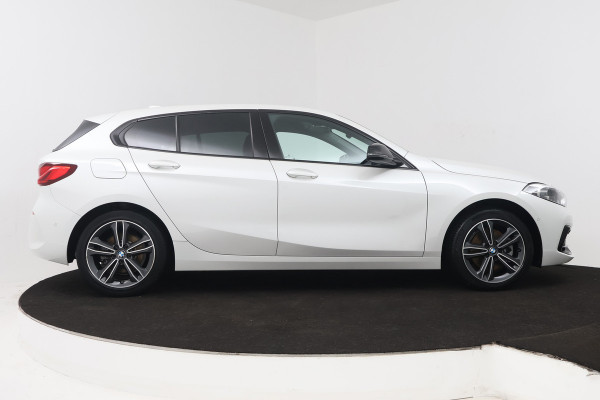 BMW 1-serie 118i Executive Edition (STOEL/STUUR VERWARMING, CAMERA, CRUISE CONTROL ADAPTIEF, SFEERVERLICHTING, PARKEERSENSOREN)