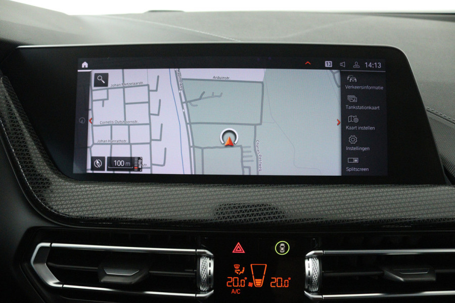 BMW 1-serie 118i Executive Edition (STOEL/STUUR VERWARMING, CAMERA, CRUISE CONTROL ADAPTIEF, SFEERVERLICHTING, PARKEERSENSOREN)