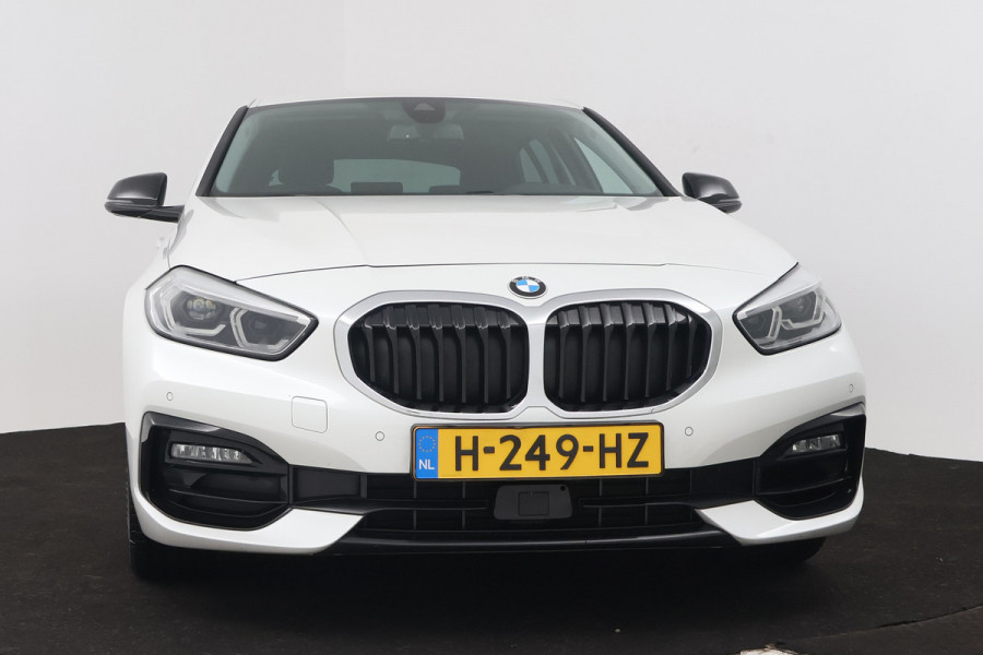 BMW 1-serie 118i Executive Edition (STOEL/STUUR VERWARMING, CAMERA, CRUISE CONTROL ADAPTIEF, SFEERVERLICHTING, PARKEERSENSOREN)