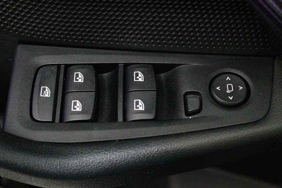 BMW 1-serie 118i Executive Edition (STOEL/STUUR VERWARMING, CAMERA, CRUISE CONTROL ADAPTIEF, SFEERVERLICHTING, PARKEERSENSOREN)