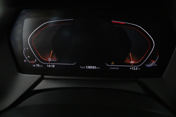 BMW 1-serie 118i Executive Edition (STOEL/STUUR VERWARMING, CAMERA, CRUISE CONTROL ADAPTIEF, SFEERVERLICHTING, PARKEERSENSOREN)