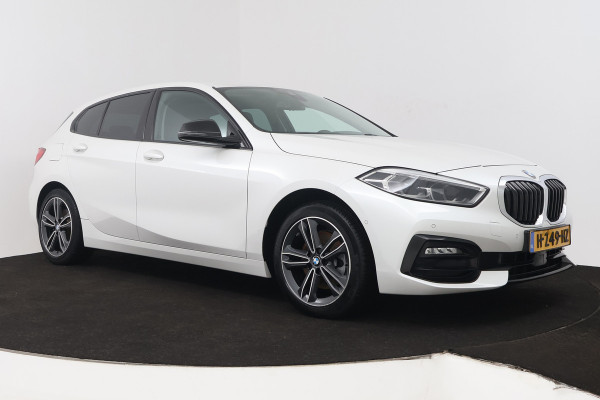 BMW 1-serie 118i Executive Edition (STOEL/STUUR VERWARMING, CAMERA, CRUISE CONTROL ADAPTIEF, SFEERVERLICHTING, PARKEERSENSOREN)