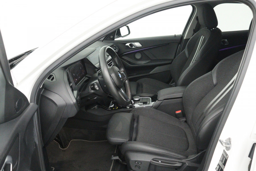 BMW 1-serie 118i Executive Edition (STOEL/STUUR VERWARMING, CAMERA, CRUISE CONTROL ADAPTIEF, SFEERVERLICHTING, PARKEERSENSOREN)