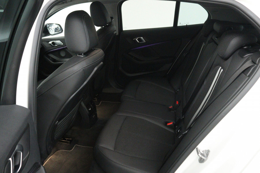 BMW 1-serie 118i Executive Edition (STOEL/STUUR VERWARMING, CAMERA, CRUISE CONTROL ADAPTIEF, SFEERVERLICHTING, PARKEERSENSOREN)