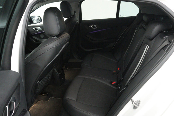 BMW 1-serie 118i Executive Edition (STOEL/STUUR VERWARMING, CAMERA, CRUISE CONTROL ADAPTIEF, SFEERVERLICHTING, PARKEERSENSOREN)
