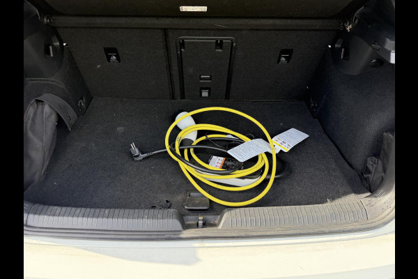 Volkswagen Golf 1.4 eHybrid GTE € 24.900,- VOOR € 22.877,- UW LENTEVOORDEEL € 2.023,-! | RECENT ONDERHOUD GEHAD| STOEL + STUURWIELVERWARMING | ACHTERUITRIJ CAMERA | ADAPTIEVE CRUISE | 19 INCH | INCL. 12 MND BOVAG GARANTIE