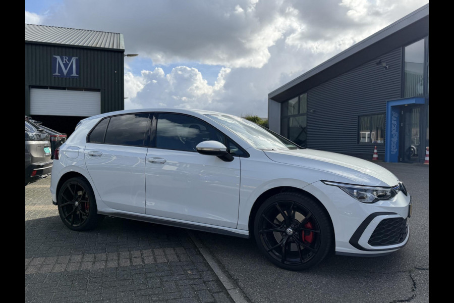 Volkswagen Golf 1.4 eHybrid GTE € 24.900,- VOOR € 22.877,- UW LENTEVOORDEEL € 2.023,-! | RECENT ONDERHOUD GEHAD| STOEL + STUURWIELVERWARMING | ACHTERUITRIJ CAMERA | ADAPTIEVE CRUISE | 19 INCH | INCL. 12 MND BOVAG GARANTIE