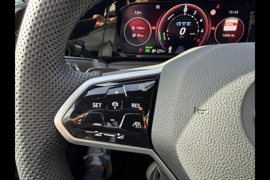 Volkswagen Golf 1.4 eHybrid GTE € 24.900,- VOOR € 22.877,- UW LENTEVOORDEEL € 2.023,-! | RECENT ONDERHOUD GEHAD| STOEL + STUURWIELVERWARMING | ACHTERUITRIJ CAMERA | ADAPTIEVE CRUISE | 19 INCH | INCL. 12 MND BOVAG GARANTIE