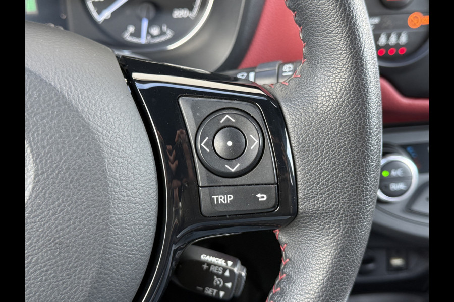 Toyota Yaris 1.5 Hybrid Bi-Tone | CarPlay | Camera | Keyless | 16 inch