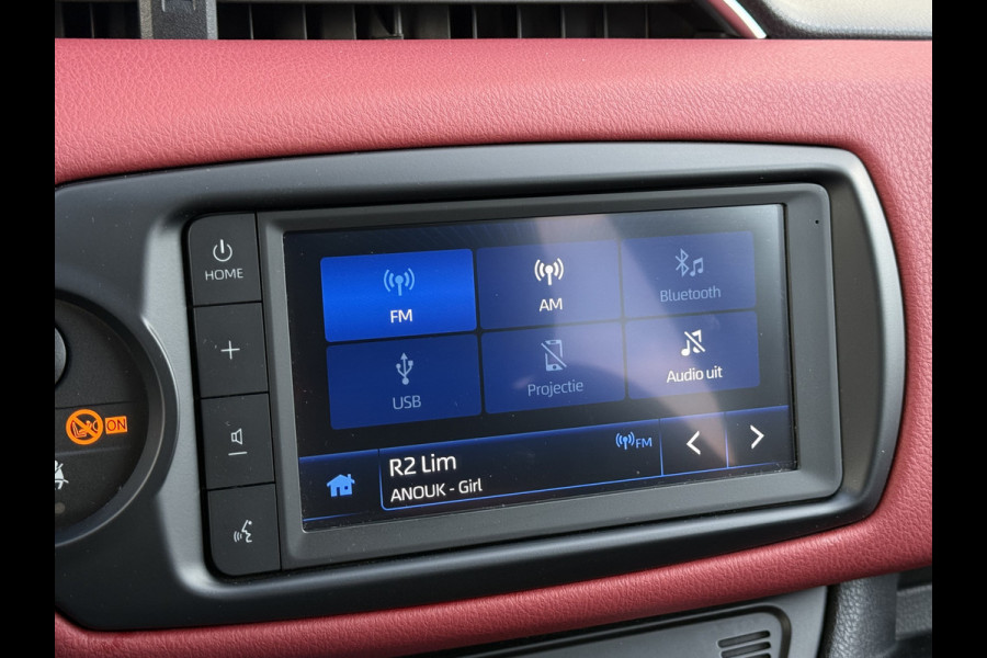 Toyota Yaris 1.5 Hybrid Bi-Tone | CarPlay | Camera | Keyless | 16 inch