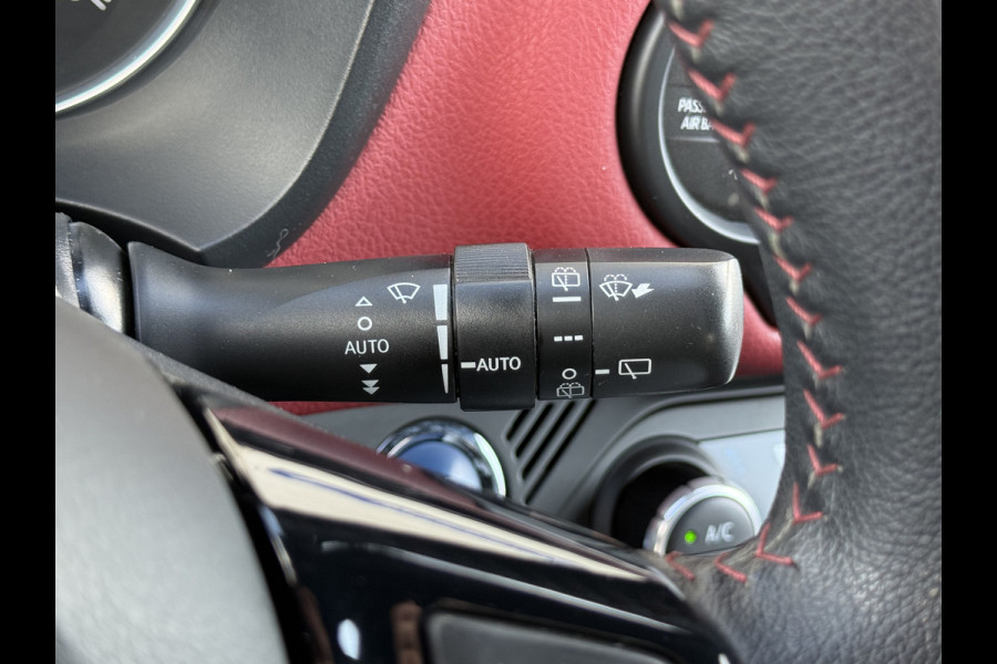 Toyota Yaris 1.5 Hybrid Bi-Tone | CarPlay | Camera | Keyless | 16 inch