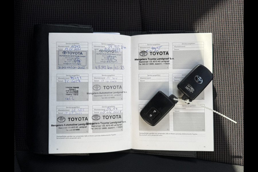 Toyota Yaris 1.5 Hybrid Bi-Tone | CarPlay | Camera | Keyless | 16 inch