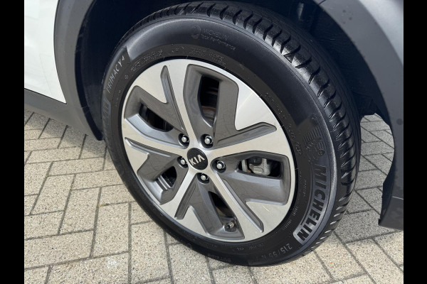 Kia e-Niro ExecutiveLine 64 kWh | JBL audio | Stoel verwarming en ventilatie | Stuurverwarming | Lederen | Dodehoek detectie | Navigatie | Apple Carplay / Android Auto | Elektrisch bedienbare bestuurdersstoel met geheugen