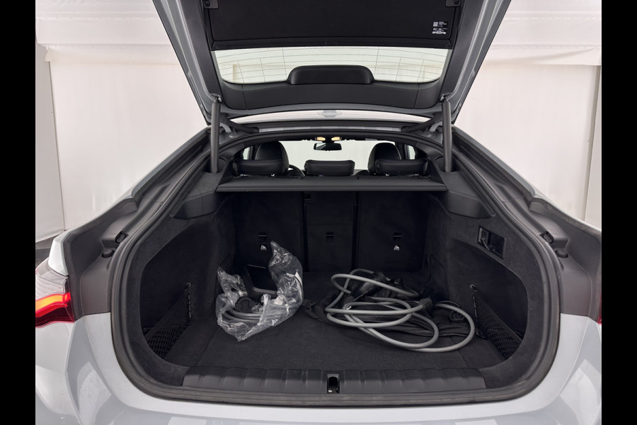 BMW i4 eDrive40 84 kWh [ 3-Fase ] (INCL.BTW) *LEATHER-MICROFIBRE | FULL-LED | ADAPTIVE-CRUISE | HEATED-SPORTSEATS | CAMERA | DAB | WIDESCREEN-DIGI-COCKPIT | NAVI-FULLMAP | ECC | PDC | 18''ALU*