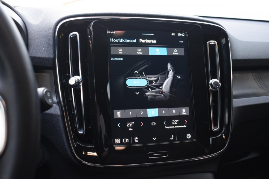 Volvo EX40 Single Motor Extended Range Ultra 82 kWh Extra getint glas / 360 Camera / 20'' velgen / Panoramadak / Zwart dak / Harman Kardon / Microtech/Nubuck