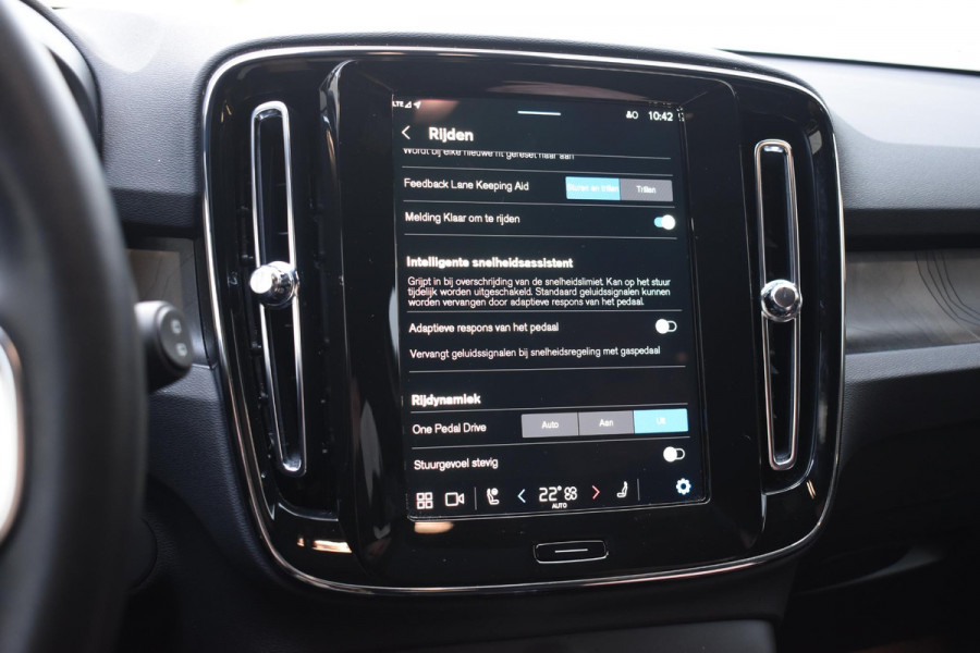 Volvo EX40 Single Motor Extended Range Ultra 82 kWh Extra getint glas / 360 Camera / 20'' velgen / Panoramadak / Zwart dak / Harman Kardon / Microtech/Nubuck