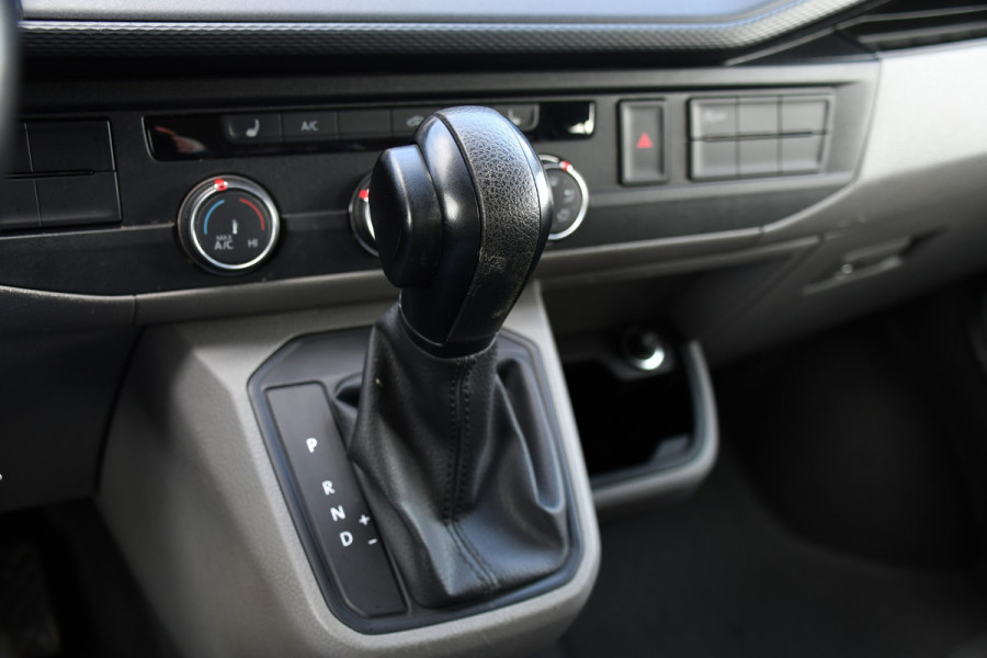 Volkswagen Transporter 2.0 TDI L2H1 DC PB Edition Camera, Carplay, Stoelverwarming, Sensoren, multimedia, 150pk, Automaat, 6 Zits, Uniek!